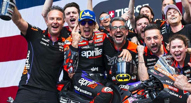 Maverick Viñales celebra con el equipo de Aprilia la victoria en Austin.