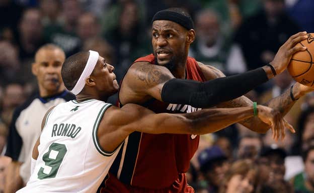 Rajon Rondo defendiendo a LeBron James durante una serie de postemporada.  EFE
