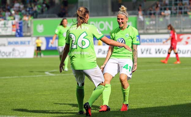 Anja Mittag celebrando un gol junto a Graham Hansen en el Wolfsburgo.  VFL FRAUEN