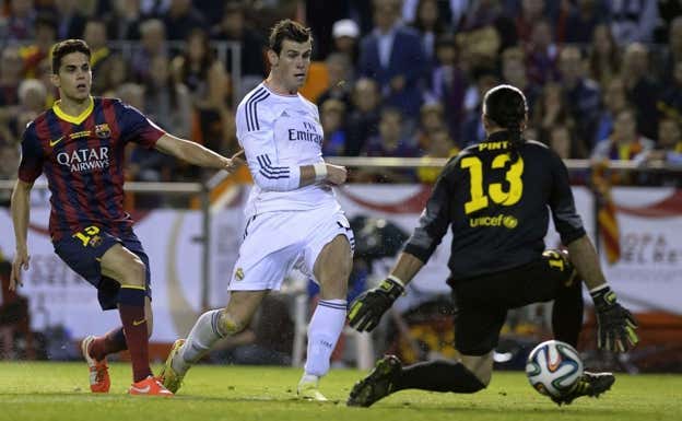 Bale, en el instante de batir a Pinto.  AFP