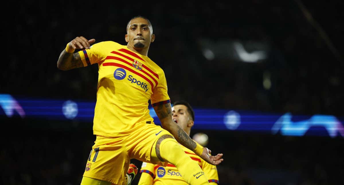 Raphinha celebra un gol del Barcelona en el partido de ida contra el PSG./Reuters