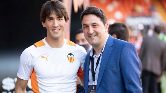 Jesús Vázquez y su padre. /Valencia C.F