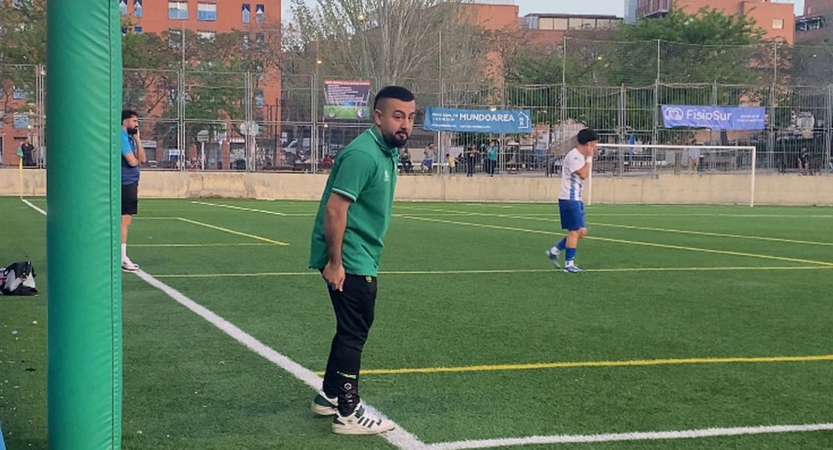 El 'youtuber' Papi Gavi dirigiendo a su equipo desde la banda.