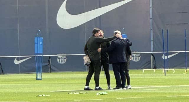 Joan Laporta alenta al equipo antes de la ‘final’ ante el PSG y repite el mensaje con el futuro de Xavi: ‘Es revisable’