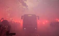 Aficionados del Barça lanzan objetos por error a su propio bus y los jugadores alucinan: «Creían que era el del PSG...»