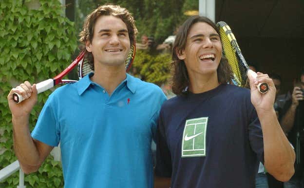 Roger Federer y Rafael Nadal posan antes de medirse en las semifinales de Roland Garros 2005.  EFE/Andreu Dalmau
