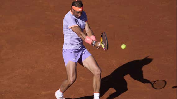 Rafa Nadal, en el Conde de Godó, jugando el primer encuentro ante Cobolli. /GETTY