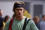 Rublev no se contiene, destroza la raqueta y se va de Barcelona en primera ronda como en Montecarlo y en Miami