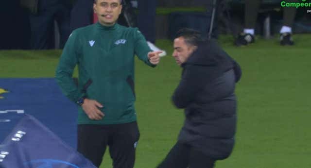 Nueva roja directa para Xavi por pegar una patada… ¡a la protección de una cámara!