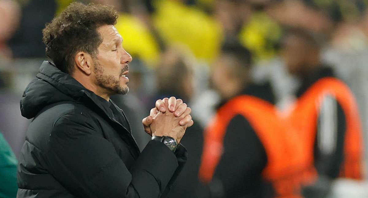 Simeone se lamenta durante una jugada del partido ante el Borussia. /AFP