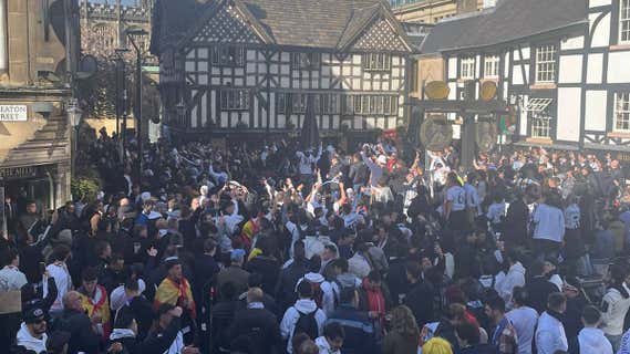 Los aficionados del Real Madrid se congregaron en una plaza del centro de Mánchester. /RELEVO