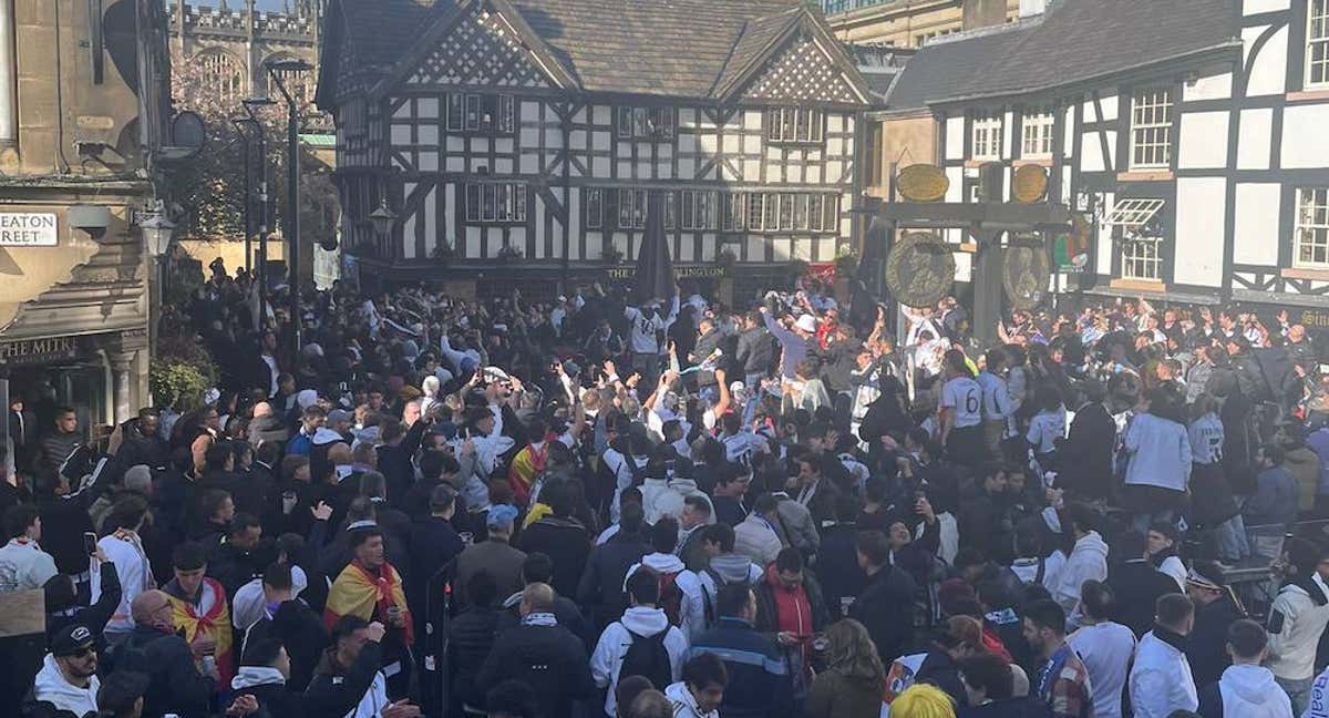 Los aficionados del Real Madrid se congregaron en una plaza del centro de Mánchester.