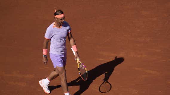 Rafa Nadal, durante el encuentro ante De Miñaur, en el Godó en Barcelona. /GETTY