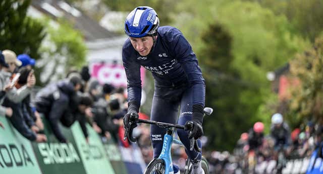 Stephen Williams se lleva una Flecha Valona que prolonga la crisis de Movistar Team