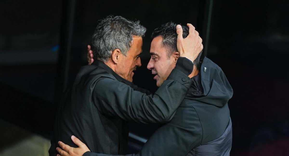 Luis Enrique y Xavi, en la previa del partido./EFE