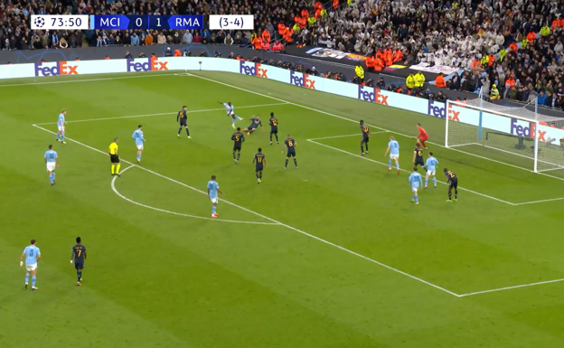 Doku dispara y el remate toca en Carvajal, que estuvo impecable defensivamente.  WYSCOUT