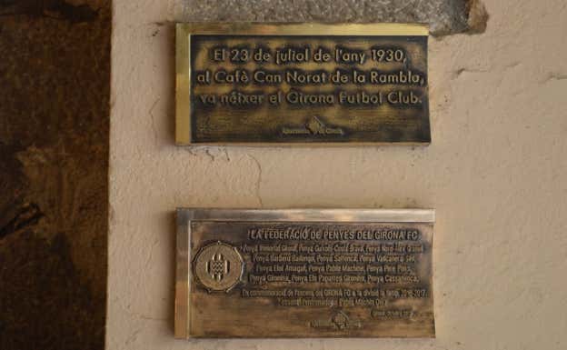 Detalle de las placas que hay en el antiguo Can Norat.   RELEVO