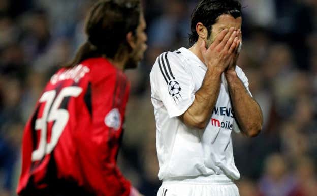 Placente durante un partido ante el Madrid de Figo.  REUTERS