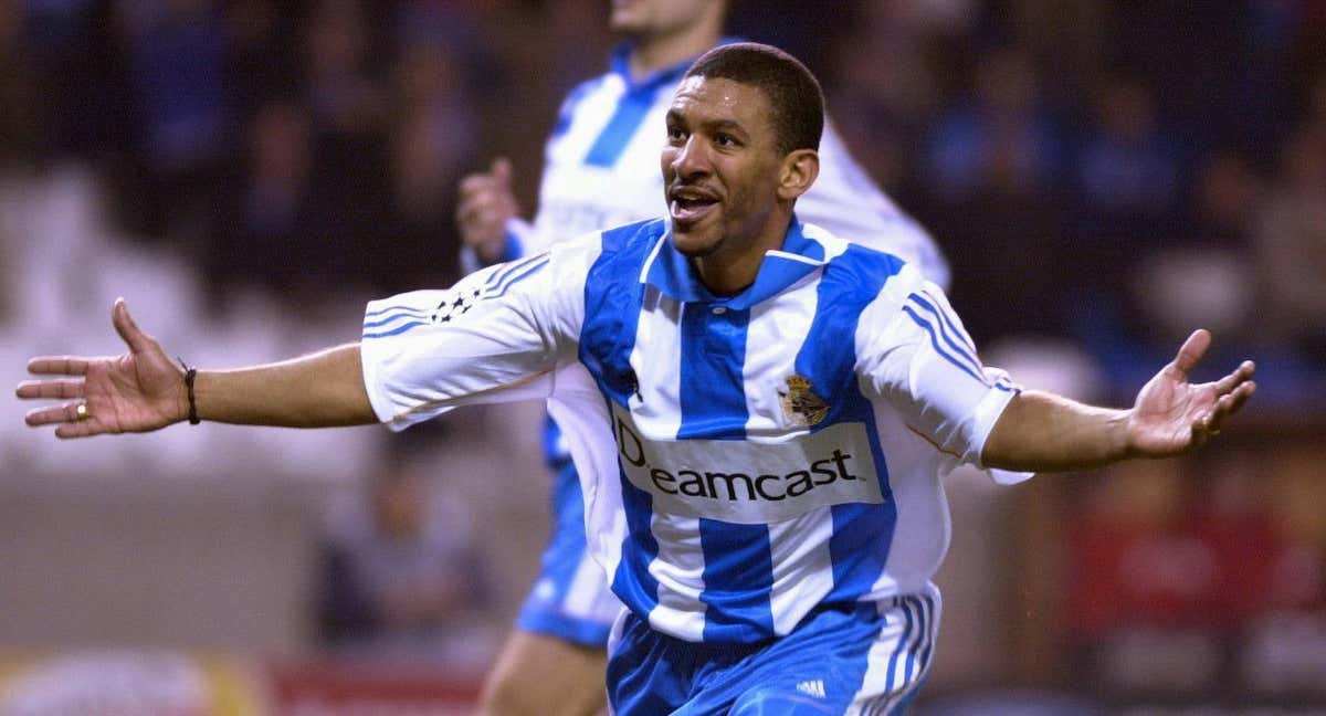 Djalminha celebra un gol con el Deportivo.