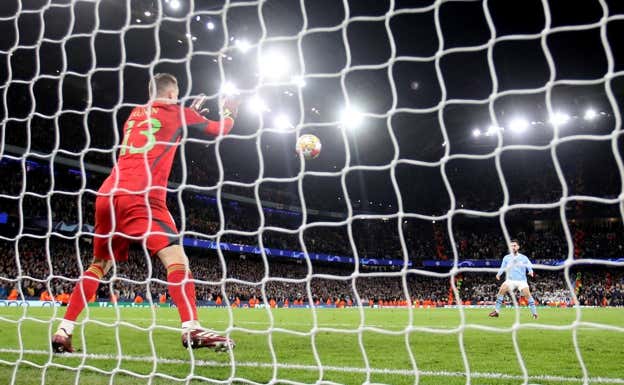 Lunin detiene el lanzamiento de Bernardo Silva.  REUTERS