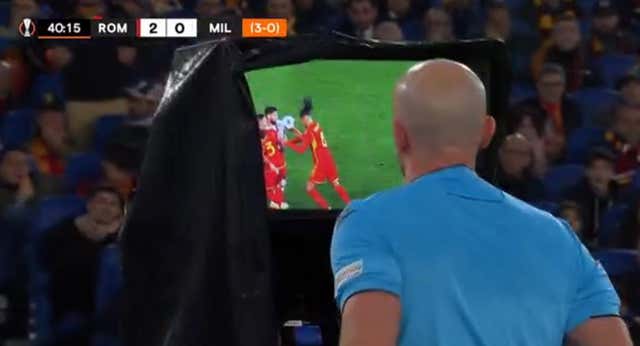 Marciniak va al VAR a revisar un penalti y resuelve… ¡en 1 segundo!