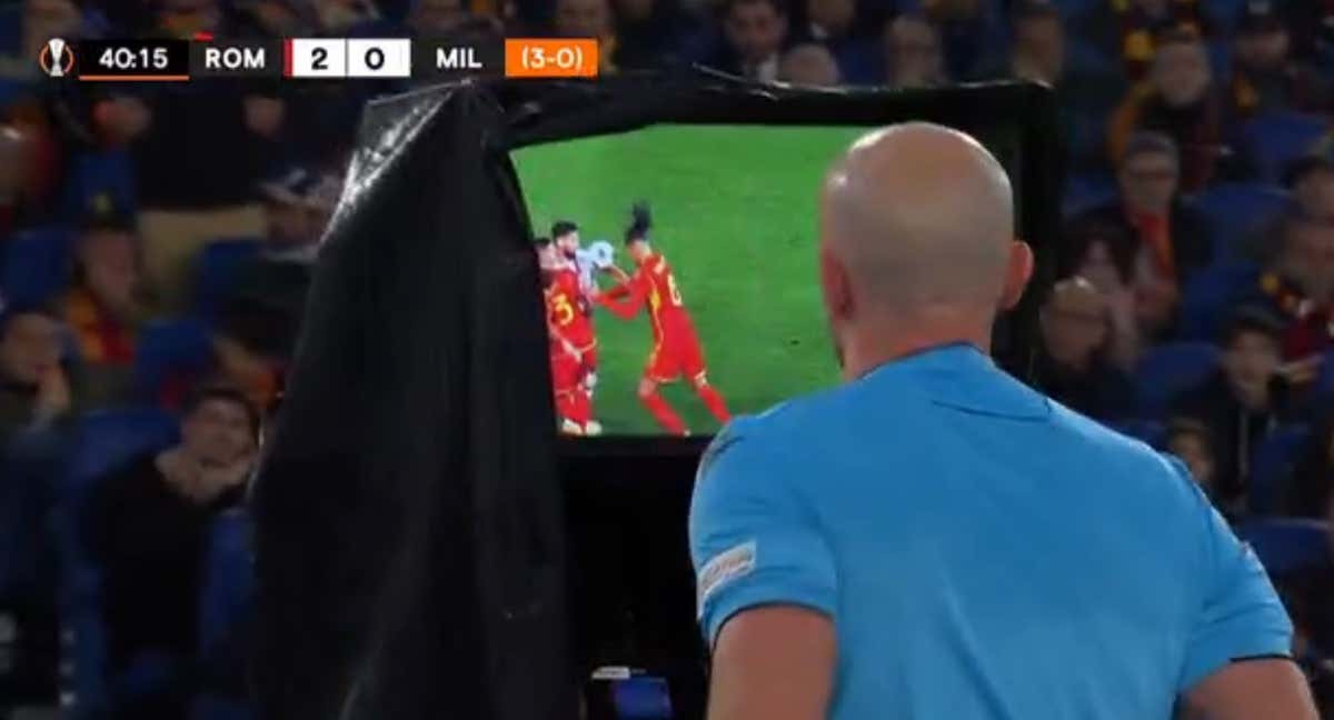 Marciniak revisa la acción en el VAR.