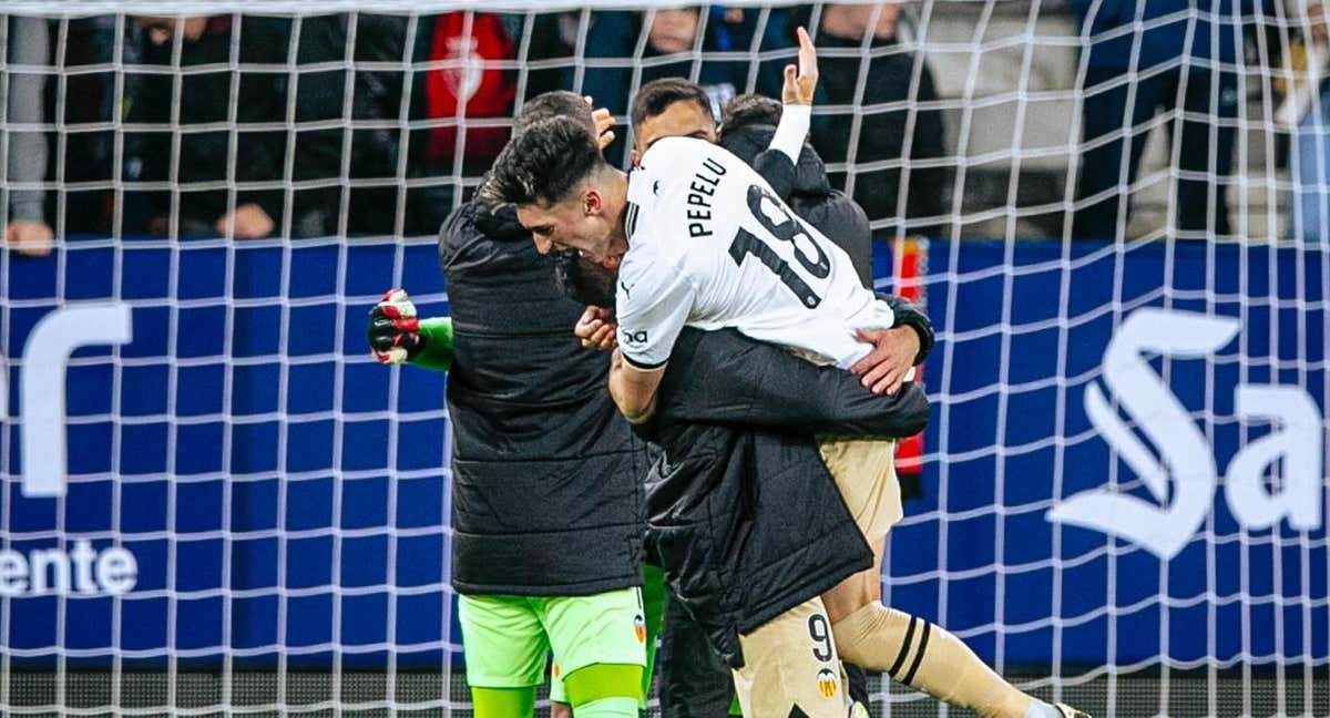 La plantilla del Valencia se abraza tras ganar en Pamplona. /Valencia C.F