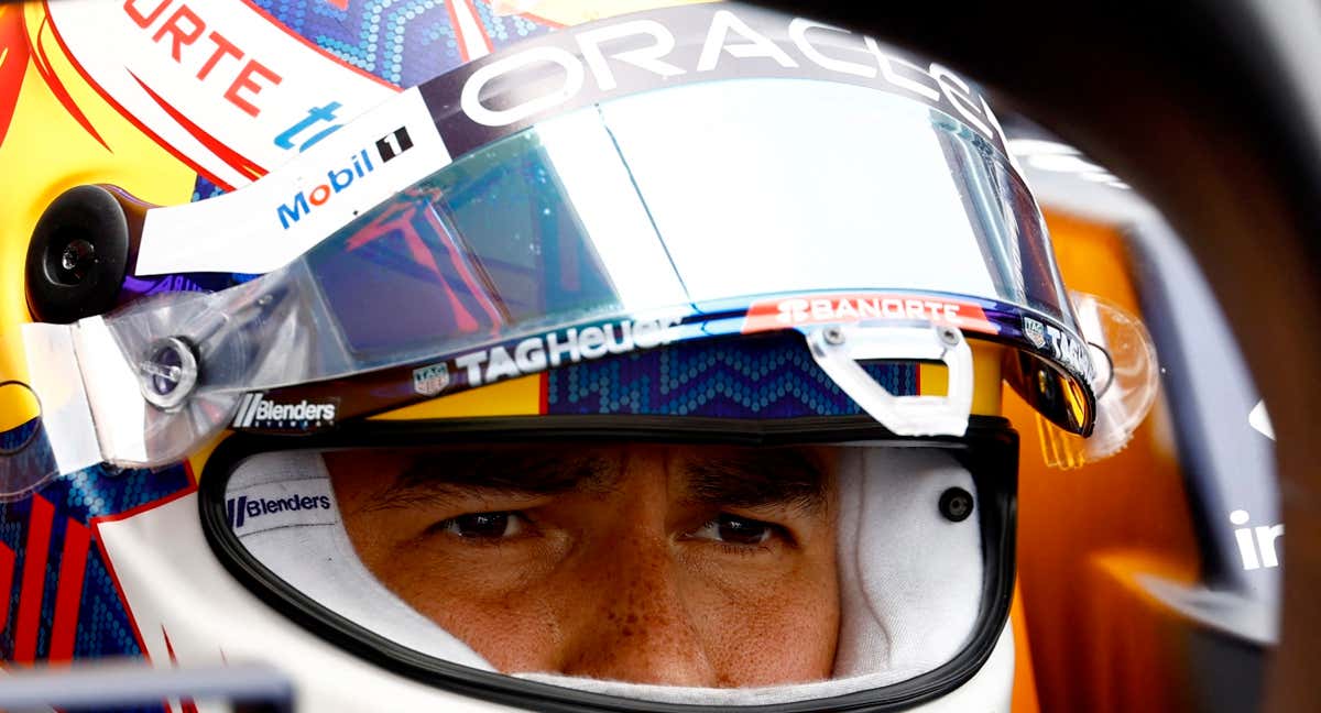 Sergio Pérez, concentrado dentro de su Red Bull. /REUTERS