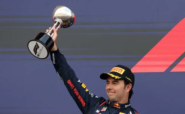 Checo, celebrando su segundo puesto en Japón.  REUTERS