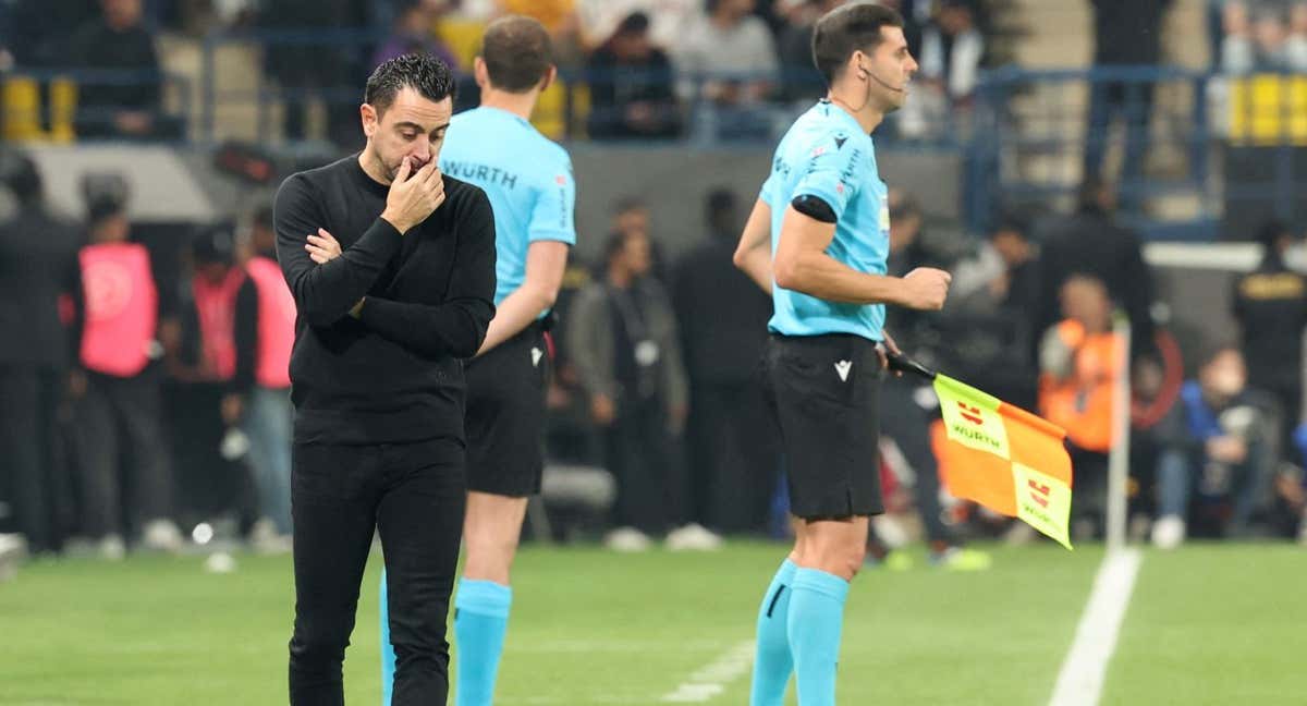 Xavi Hernández junto con los árbitros en un Clásico de esta temporada./AFP