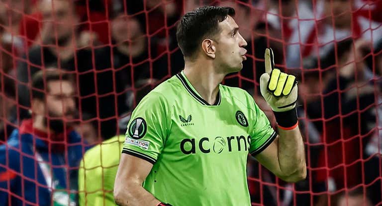 Dibu Martínez manda callar a la afición del Lille.