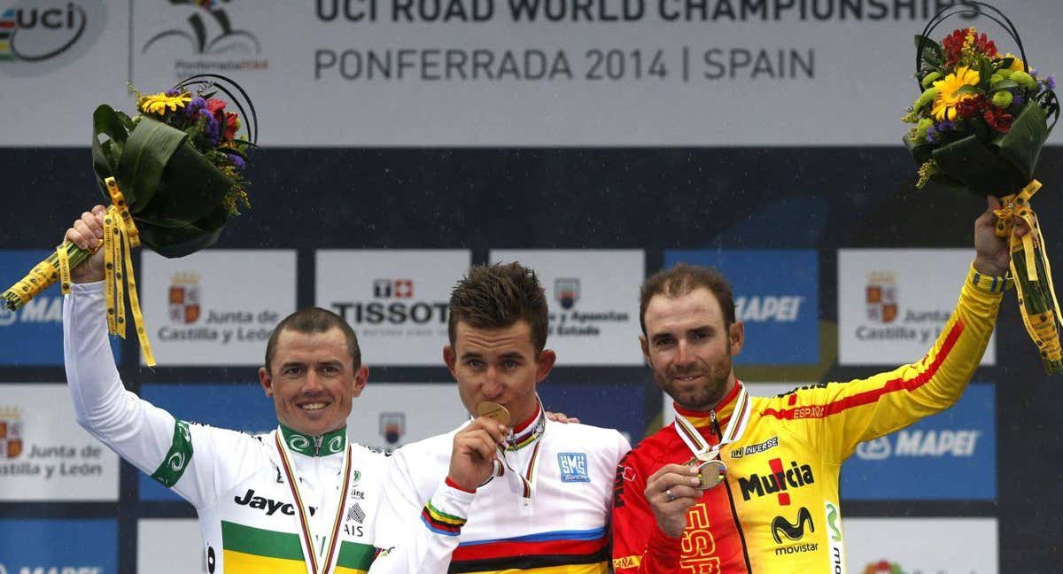 Podio de la carrera élite masculina del Mundial de Ciclismo de Ponferrada en 2024, con Michal Kwiatkowski (c), Simon Gerrans (i ) y Alejandro Valverde (d). /EFE/Javier Lizón