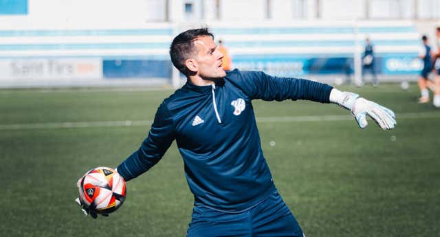 La sombra de una plaza a la venta en la Segunda RFEF deja al portero titular del Europa sin jugar por una polémica cláusula