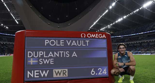Armand Duplantis no encuentra techo y bate su propio récord mundial para dejar el listón a 6,24