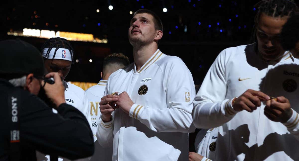 Nikola Jokic y los jugadores de los Nuggets con los anillos de campeones de la NBA./AFP