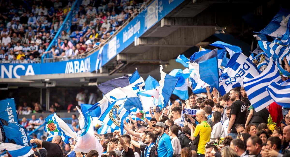 La afición del Deportivo anima en Riazor./DEPORTIVO