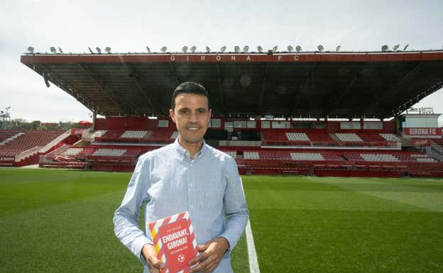 Xevi Masachs, en el césped de Montilivi.  QUIM PUIG / L'ESPORTIU