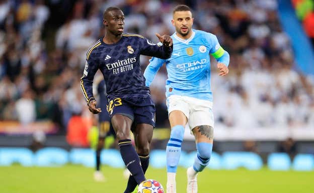 Mendy da un pase en presencia de Kyle Walker.  EP