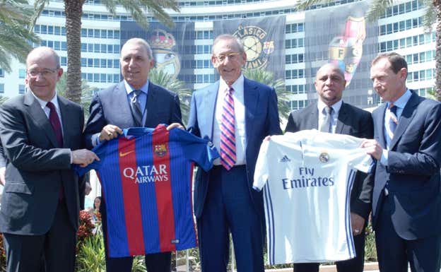 Stephen Ross (centro) con leyendas del Real Madrid y el Barcelona en Miami. EFE