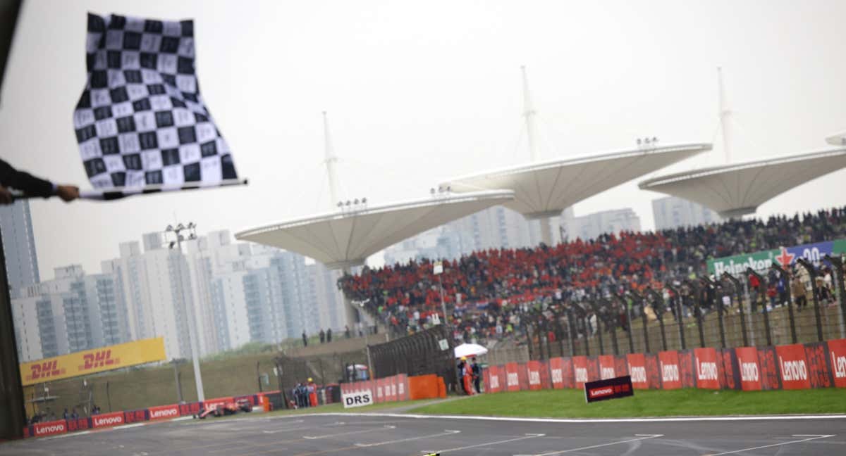 Max Verstappen, cruzando la línea de meta en China. /REUTERS