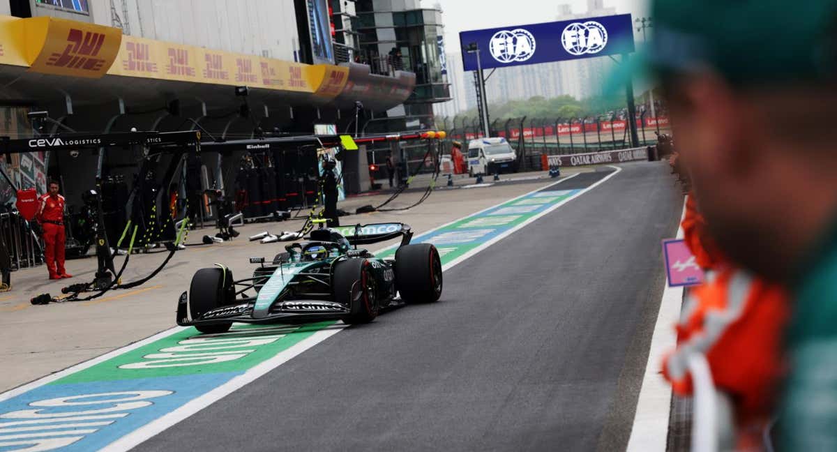 Fernando Alonso pasa por boxes. /EFE