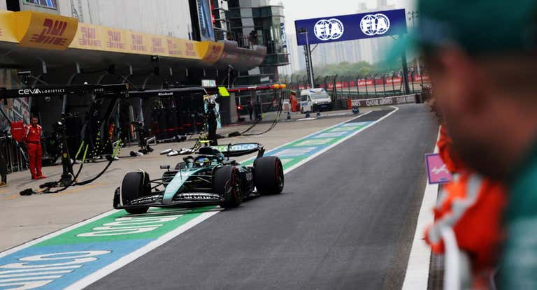Fernando Alonso pasa por boxes.