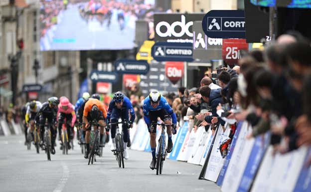Canal, en el sprint del grupo para hacer segundo en la tercera etapa de O Gran Camiño.  GETTY SPORT / MOVISTAR