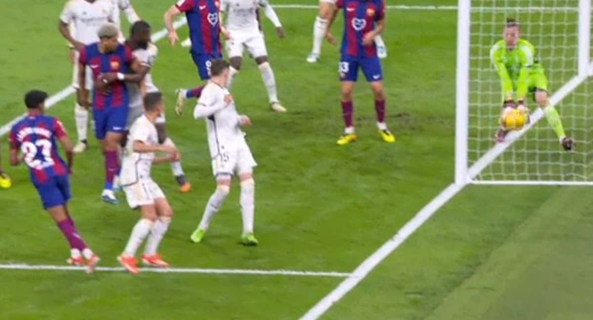 Gol fantasma de Lamine en el Clásico. /EFE