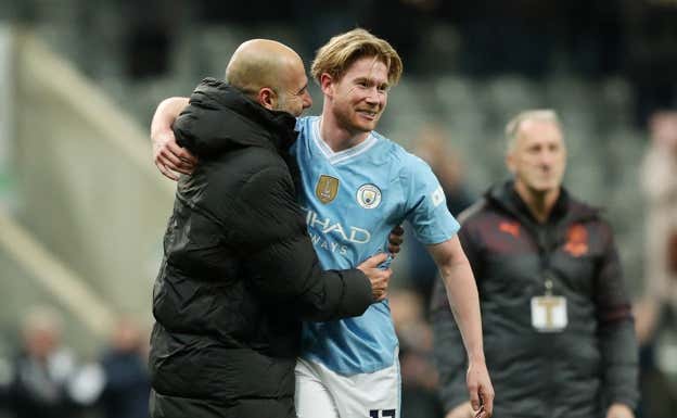 Guardiola y De Bruyne, durante un partido de esta temporada. REUTERS