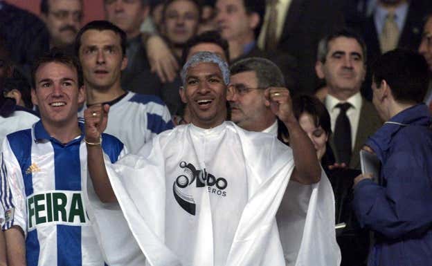 Djalminha, con el pelo teñido, celebrando uno de los títulos con el Dépor. EFE