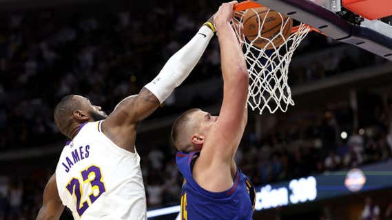 Jokic machaca el aro defendido por Lebron James./AFP