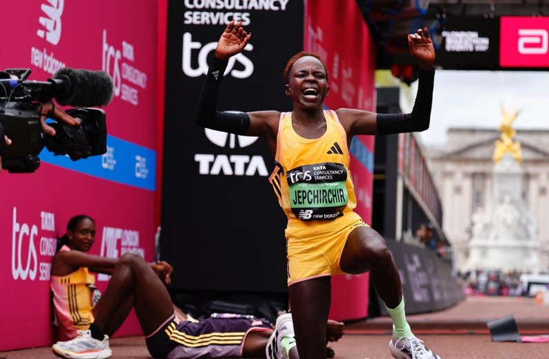 Jepchirchir se impone en un maratón sin liebres masculinas