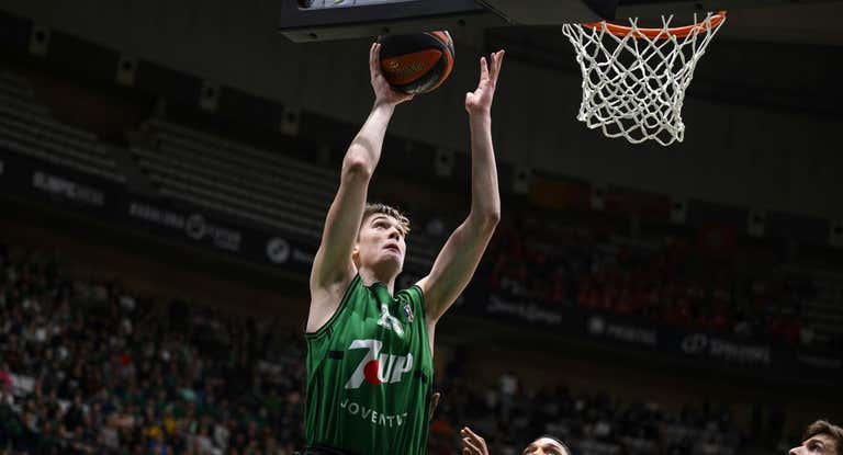 Michael Ruzic, durante una canasta ante Bàsquet Girona.
