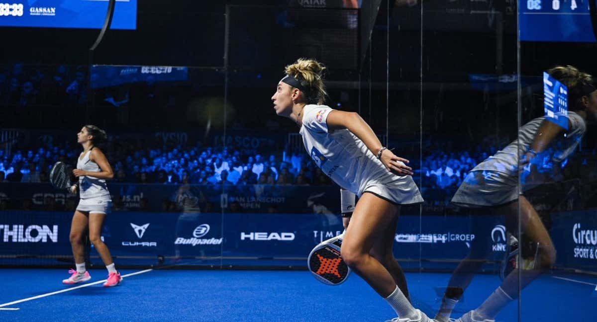 Bea González durante un partido de pádel. /